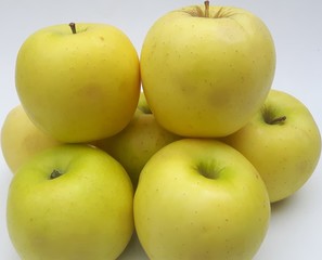 pommes sur fond blanc