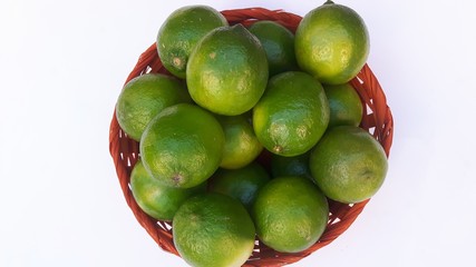panier de limes maron sur fond blanc