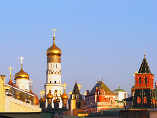 Fototapeta na wymiar Roofs of the Moscow Kremlin, autumn sunset. Uspensky Cathedral, the Grand Kremlin Palace, Patriarch's Palace, Church of the Twelve Apostles