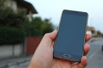 Smartphone in una mano