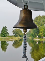 Schiffsglocke am Boot im Fluss in Polen