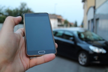 Smartphone in una mano