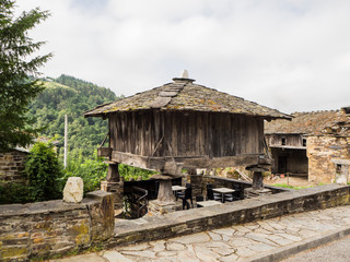 Fototapeta na wymiar Paisaje con Hórreo antiguo Gallego en Taramundi pueblo de Lugo, España, en verano de 2018