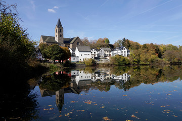 Pfarrkirche St. Matthias spiegelt sich im Ulmener Maar © etfoto