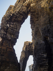 Entorno natural de La Playa de Las Catedrales con arcos de piedra sobre la arena, en Lugo, Galicia, vacaciones en España, verano de 2018
