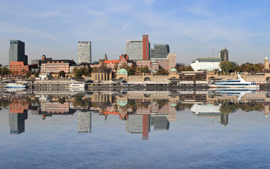 Gespiegeltes Panorama der Hamburger Landungsbrücken
