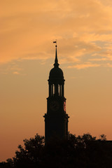 Turm des Hamburger Michel in Morgenstimmung