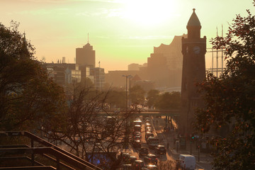Morgendliche Rush Hour in Hamburg an den Landungsbrücken