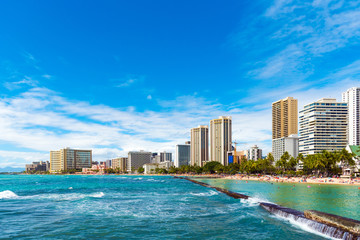 Obraz premium Widok na plażę Waikiki w Honolulu na Hawajach. Skopiuj miejsce na tekst.