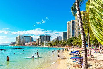 HONOLULU, HAWAII - FEBRUARY 16, 2018: View of the Waikiki beach. Copy space for text. - obrazy, fototapety, plakaty