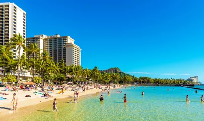 Zelfklevend Fotobehang HONOLULU, HAWAII - FEBRUARY 16, 2018: View of the Waikiki beach. Copy space for text. © ggfoto