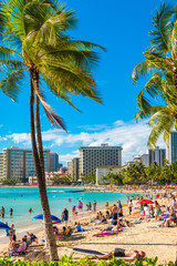 Obraz premium HONOLULU, HAWAII - FEBRUARY 16, 2018: View of the Waikiki beach. Copy space for text. Vertical.