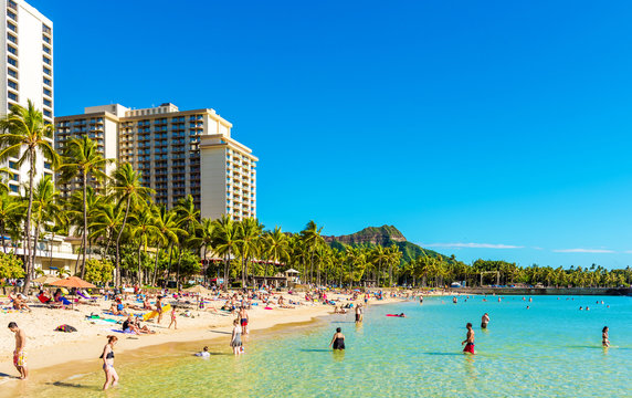 Fototapeta HONOLULU, HAWAII - FEBRUARY 16, 2018: View of the Waikiki beach. Copy space for text.