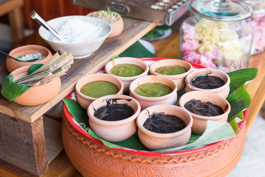 Coconut Sweet Pudding (Kanom Piak poon), Thai dessert.