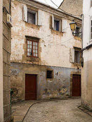 Fototapeta na wymiar Paseando por las calles de Mondoñedo en Lugo, España, con sus fachadas antiguas, en el verano de 2018.