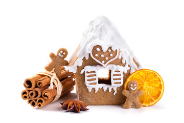 Weihnachten  -  Lebkuchenhaus, Lebkuchenmännchen, Zimt, Sternanis und Orangenscheibe  - ...