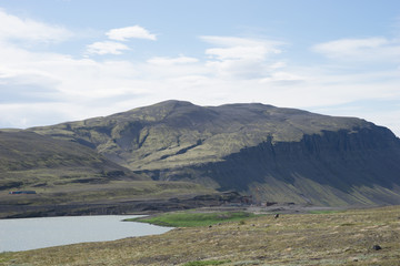 Berg- und Seen-Landschaft auf der Fahrt ins isländische Hochland – Blick auf den Hekla / Süd-Island