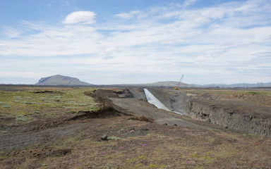 Berg- und Fluss-Landschaft auf der Fahrt ins isländische Hochland – Blick auf den Hekla /...