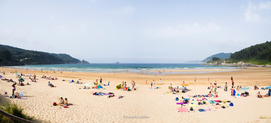Fototapeta na wymiar Bonito paisaje estival de la Playa Abrela en la ría de Viveiro, Galicia, España, verano de 2018