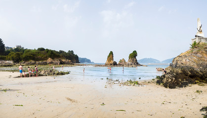 Fototapeta na wymiar Playa de Covas con marea baja en Viveiro, pueblo de Lugo en Galicia, España, verano de 2018
