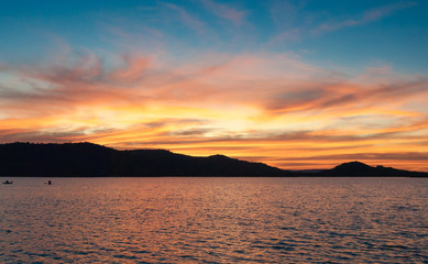 atardecer sobre el lago El Cajón