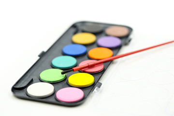 ​Closeup Set of watercolor paints and paintbrushes for painting.