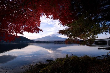 秋の傘雲かぶった富士山/河口湖の富士山