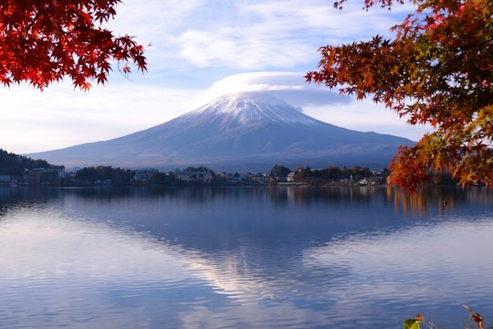 秋の傘雲かぶった富士山/河口湖の富士山
