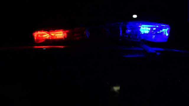Eine rot-blaue Einsatzleuchte auf dem Dach eines chinesischen Polizeiautos in Shenzhen in Aktion.