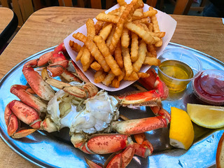 Crab onthe plate with french fries, sauce and lemon