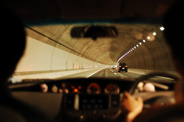 トンネル内、車を運転する車内の風景イメージ