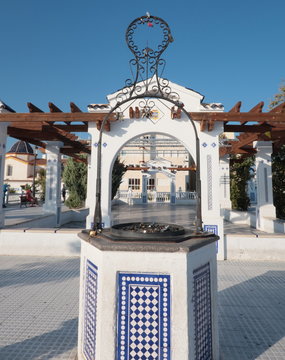 Pozo con candados de amor del mirador del castillo o balc&oacute;n del mediterraneo de Benidorm, en Alicante, Espa&ntilde;a