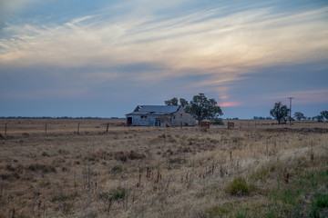 Fototapeta premium Outback Australia and its dry interia landscape full of relics bone fossils and motor bikesl