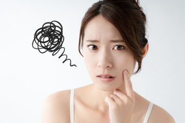 肌をチェックする女性