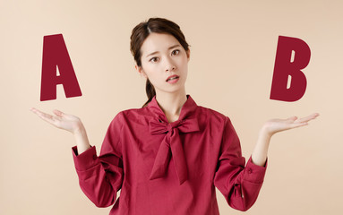 比較する女性