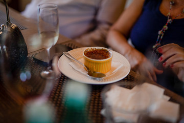 chocolate mousse in a yellow plate in restaurante