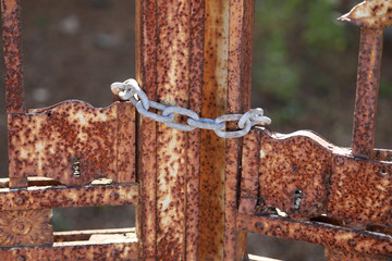 Metal gate closed with chain