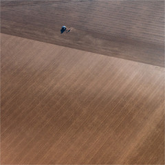 vue aérienne d'un tracteur dans un champ à Villiers-Vicomte dans l'Oise en France