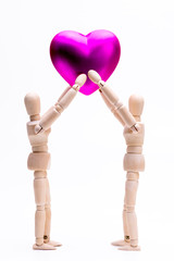 ハートを持ち上げる2体の人形