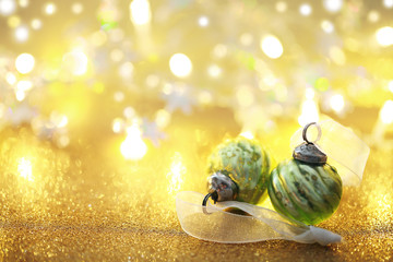 Weihnachtskugeln vor goldenem Hintergrund