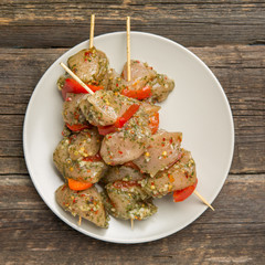 skewers of raw meat and vegetables