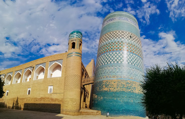 Fototapeta premium Kalta Minor, il minareto verde a Itchan Kala, la città murata di Khiva in Uzbekistan.