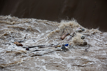 Müll im Fluss