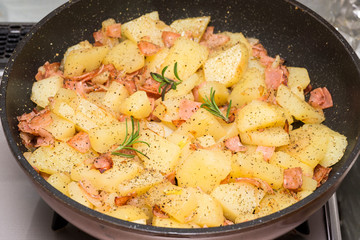 フライパンの中のジャーマンポテト