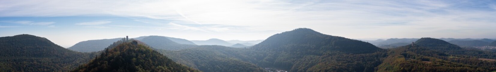 Blick in den Pfälzerwald von Burg Trifels © Stephan Dinges