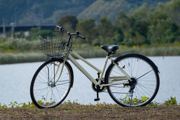 秋の遊水地を背景にした自転車