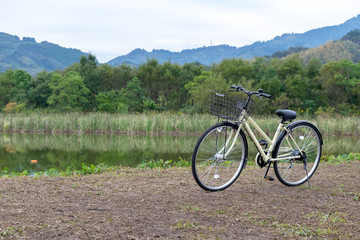 秋の遊水地の池を背景にした自転車