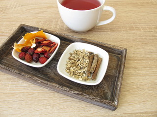 Zutaten für ein Früchtetee mit getrockneten Früchten, Orangenschale und Süßholz