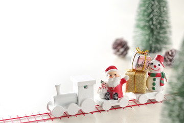 サンタと雪だるまが汽車に乗って森の中をプレゼントを持ってやってくる