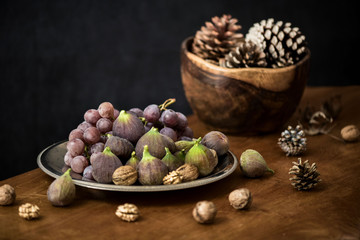 Plate of fresh figs and grapes.
